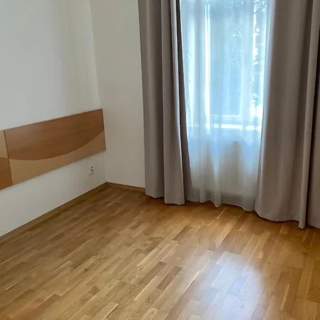 With Two Bedrooms 公寓