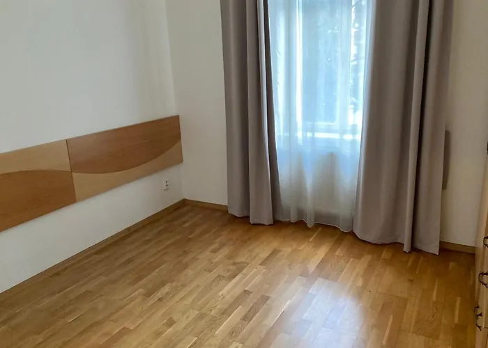 With Two Bedrooms 公寓